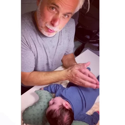 Χάρης Χριστόπουλος | Το πρωτότυπο video με τον νεογέννητο γιο του