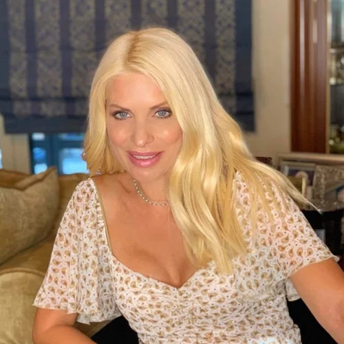 Ελένη Μενεγάκη | Η επίσκεψη σε πρώην συνεργάτη της και το φόρεμα που επέλεξε