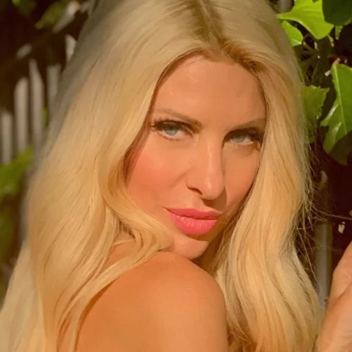 «Μ' αρέσει να κοιτάζω τους ανθρώπους στα μάτια» | Η όλο νόημα φωτογραφία της Ελένης Μενεγάκη