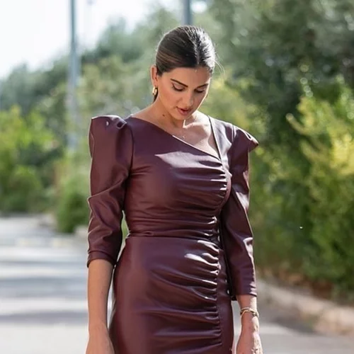 Η Σταματίνα Τσιμτσιλή φοράει την τάση με τους τονισμένους ώμους