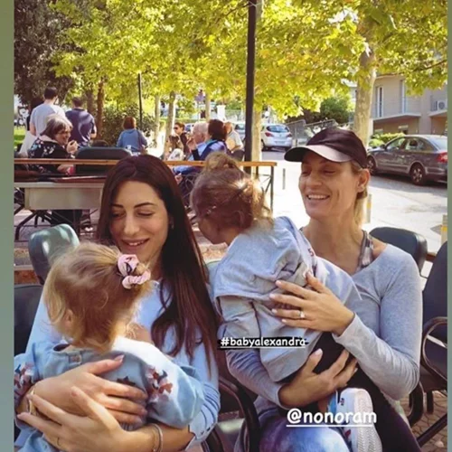 «Σαν οικογένεια» | Η Ελεονώρα Μελέτη και η Φλορίντα Πετρουτσέλι σε βόλτα με τις κόρες τους, Αλεξάνδρα και Μαίρη