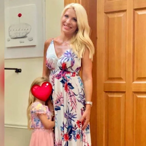 Ελένη Μενεγάκη | Φωτογραφίζεται με την κατάξανθη κόρη της, Μαρίνα, να φοράει τα τακούνια της