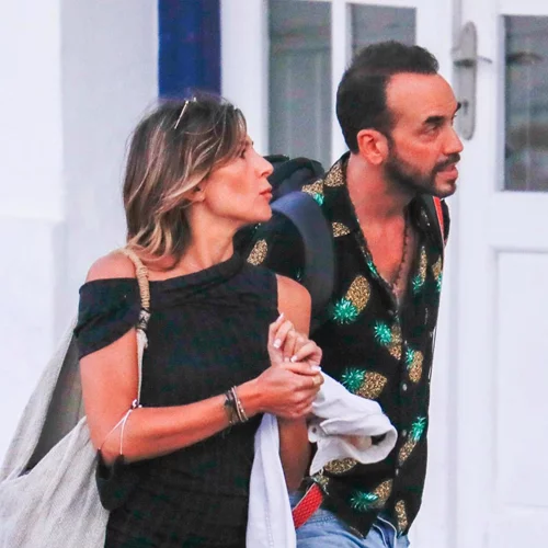 Τζίνα Βαρελά | Με μαύρο mini φόρεμα στο πλευρό του συντρόφου της, Πάνου Μουζουράκη