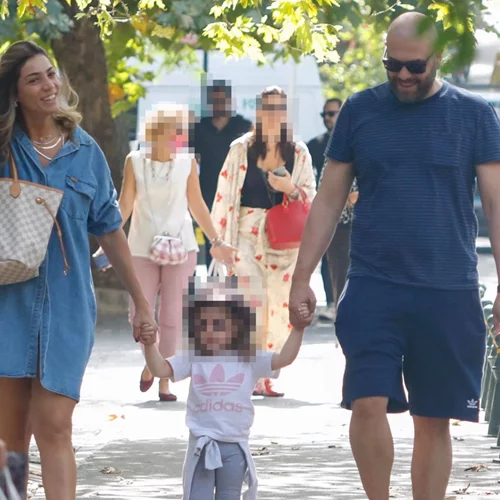 Ήβη Αδάμου | Βόλτα με τον Μιχάλη Κουϊνέλη και την δύο ετών κόρη τους με mini φόρεμα