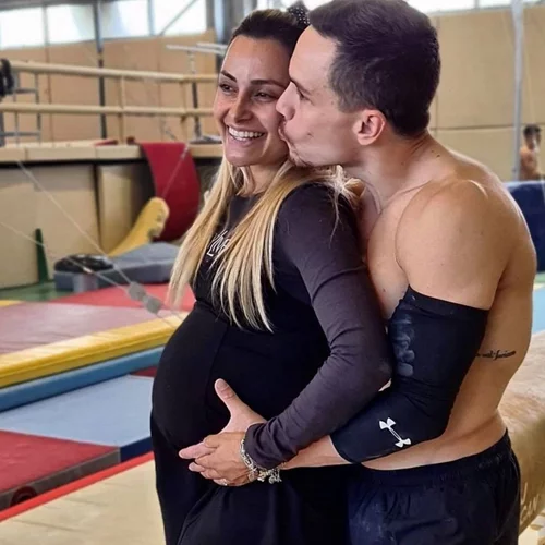 Βασιλική Μιλλούση | Ποζάρει με (πολύ) φουσκωμένη κοιλίτσα στην αγκαλιά του Λευτέρη Πετρούνια