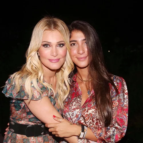 Χριστιάνα Μπέτα | Η 26χρονη κόρη της Νατάσας Θεοδωρίδου με casual look σε βραδινή της έξοδο στην Αθήνα