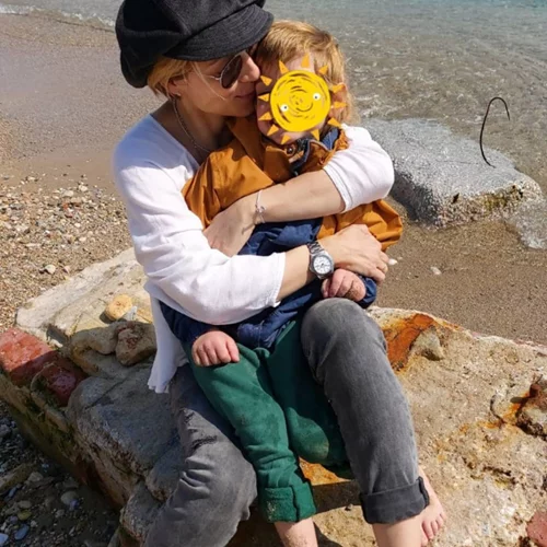Η Ευδοκία Ρουμελιώτη μοιράζεται μια τρυφερή στιγμή με τον γιο της