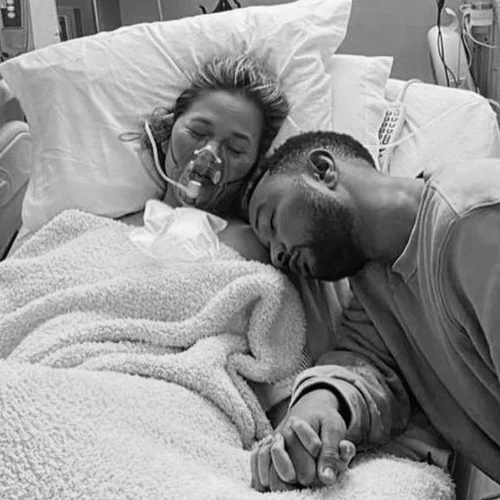 Chrissy Teigen | Το συγκινητικό κείμενο που έγραψε για την ατυχή της κύηση