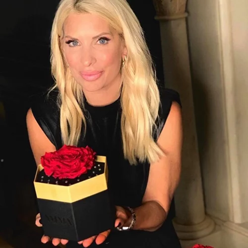 50+ and fab | Τα γενέθλια της Ελένης Μενεγάκη, η τούρτα από τριαντάφυλλα και η ηλικία της