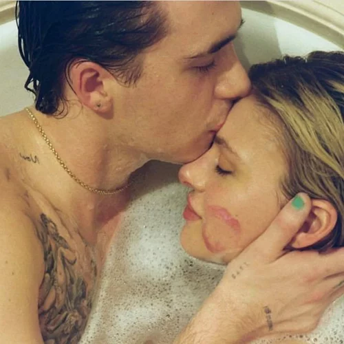 Πρώτη επέτειος για τους Brooklyn Beckham & Nicola Peltz | Οι νέες φωτογραφίες του ερωτευμένου ζευγαριού