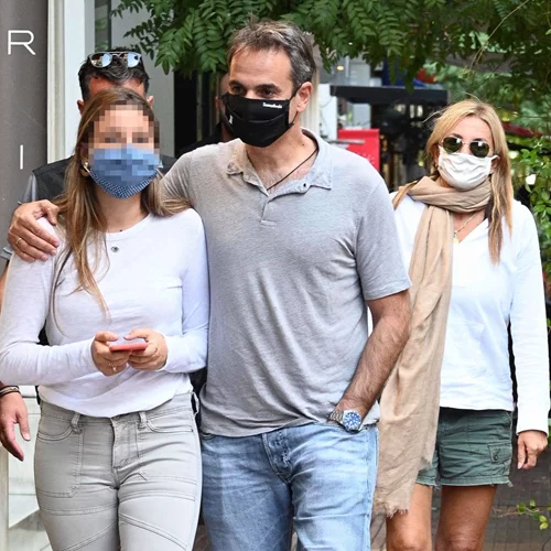 Κυριάκος και Μαρέβα Μητσοτάκη | Βόλτα στο κέντρο της πόλης με τη μικρότερη κόρη τους, Δάφνη