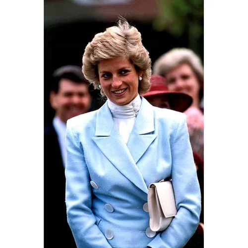 Ο δημιουργός του The Crown συγκρίνει την πριγκίπισσα Diana με τη δούκισσα του Sussex