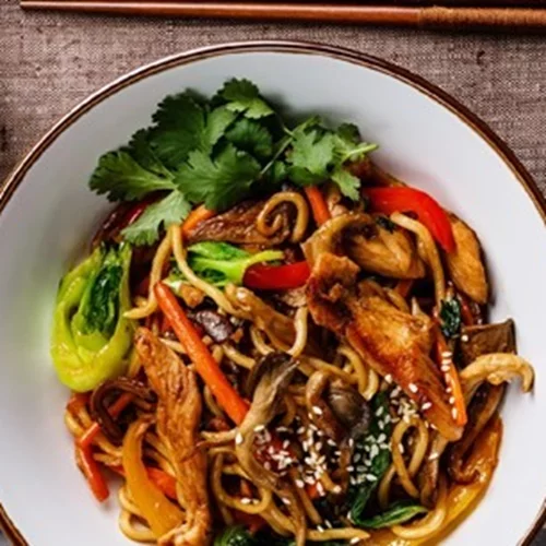 Υaki udon noodles με κοτόπουλο και λαχανικά