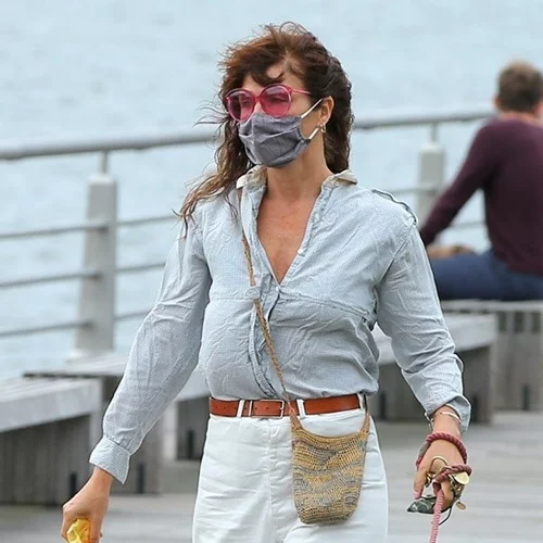 Helena Christensen | Η chic φθινοπωρινή εμφάνιση με λευκό παντελόνι