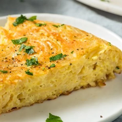 Ομελέτα με ζυμαρικά, γραβιέρα και αρωματικά