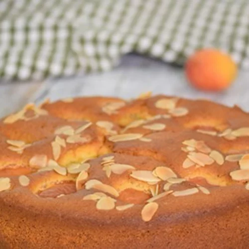 Σιροπιαστό κέικ πορτοκάλι με αμύγδαλα