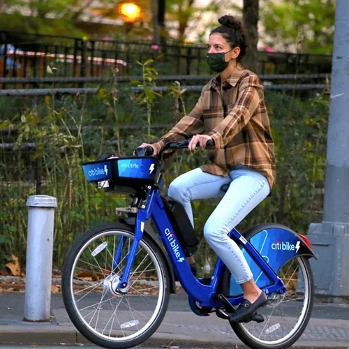 Η Katie Holmes συνεχίζει τις stylish εμφανίσεις στη Νέα Υόρκη