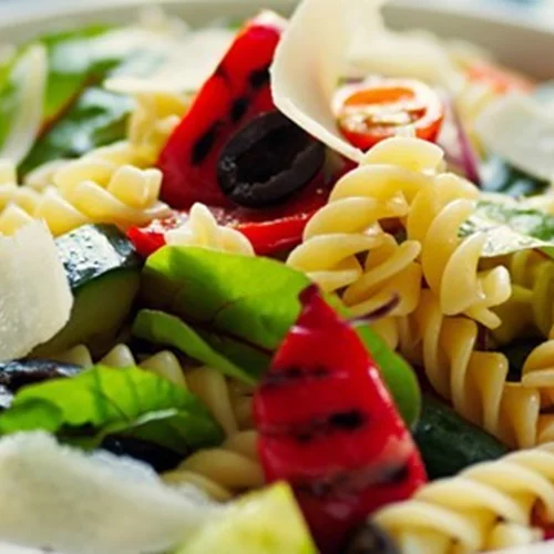 Σαλάτα ζυμαρικών με ελιές και λιαστές ντομάτες