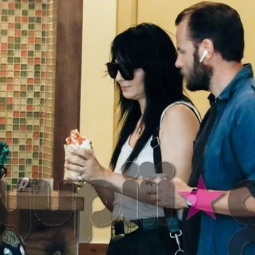 Ζενεβιέβ Μαζαρί-Bασίλης Καρύδης | Η σπάνια δημόσια εμφάνιση με την κόρη τους