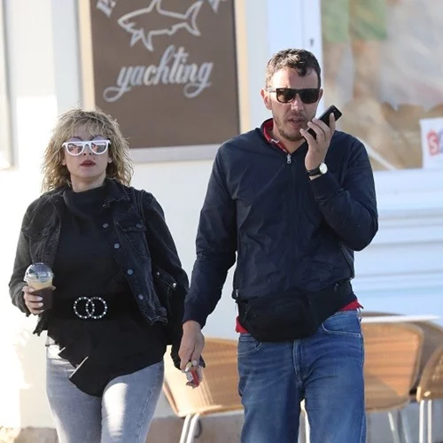 Ελεονώρα Ζουγανέλη- Σπύρος Δημητρίου | Φουλ ερωτευμένοι σε σπάνια εμφάνισή τους μετά το γάμο στις Σπέτσες