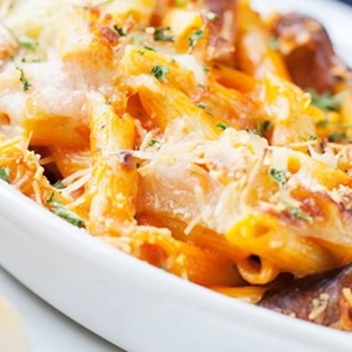 Ζυμαρικά με λουκάνικα και μυζήθρα στο φούρνο