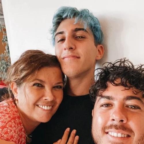 Νικόλας Βαρθακούρης | Ο γιος του Γιάννη Πάριου και της Σοφίας Αλιμπέρτη έβγαλε το πρώτο του τραγούδι