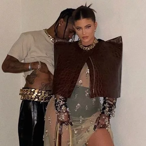 Η Kylie Jenner ποζάρει μαζί με τον Travis Scott φορώντας Givenchy