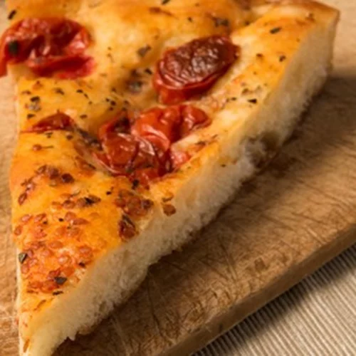 Φοκάτσια με ντομάτα και μυρωδικά