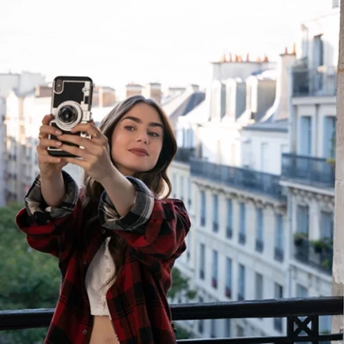 Emily in Paris | Αυτό είναι το πανέξυπνο στιλιστικό τρικ που απογείωσε τις εμφανίσεις της Emily Cooper