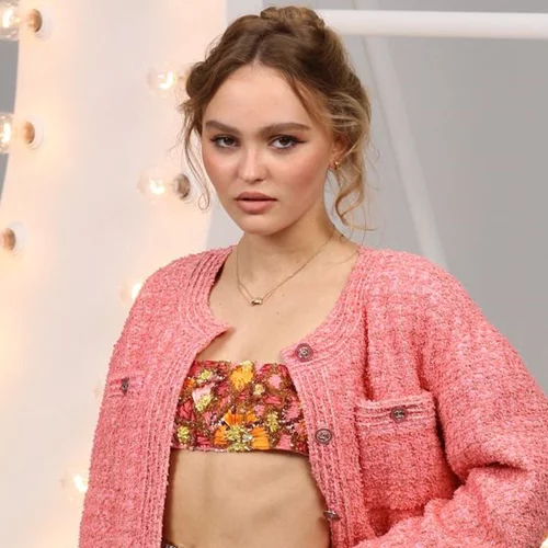 Τι φόρεσε η Lily-Rose Depp στο show SS21 της Chanel