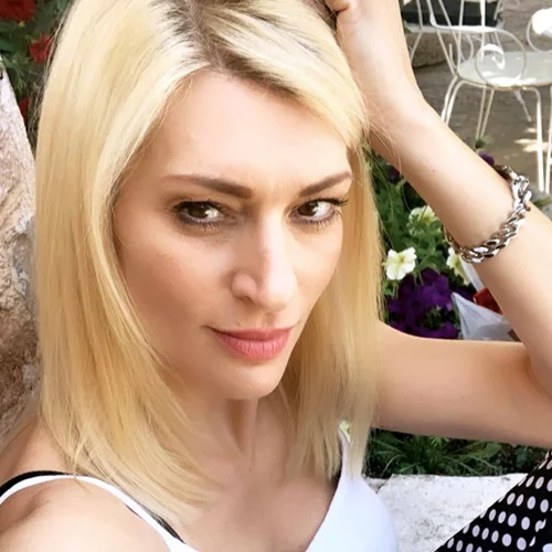 Η Ζέτα Δούκα κουρεύτηκε (πολύ) και πρόκειται για τη μεγαλύτερη αλλαγή που έχει τολμήσει τελευταία