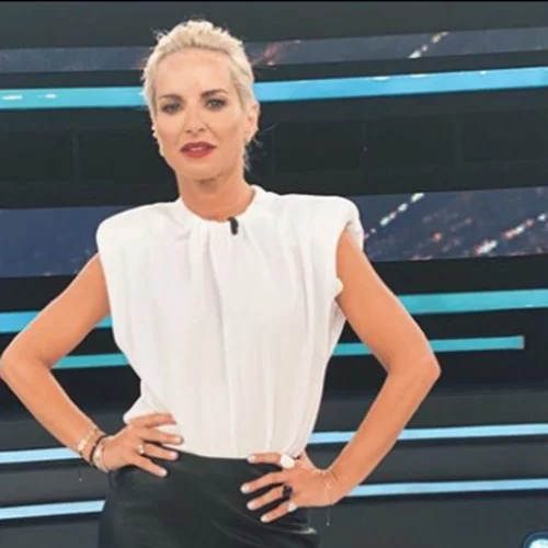 Μαρία Μπεκατώρου | Ποζάρει super αδυνατισμένη με στενό μαύρο παντελόνι και λευκό top