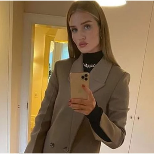 Μην αγοράσεις πανωφόρι πριν δεις τη συλλογή της Rosie Huntington-Whiteley