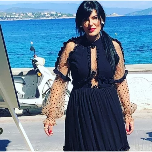 Τι φόρεσε η Σάννυ Μπαλτζή ως κουμπάρα στο γάμο της Ελεωνόρας Ζουγανέλη