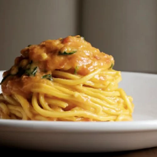 Τα σπαγγέτι με ντομάτα και βασιλικό του Sette