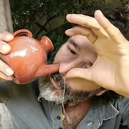 Προστασία από ιώσεις | Ο Θανάσης Ευθυμιάδης έγινε viral δείχνοντας πώς να καθαρίζουμε τη μύτη (vid)