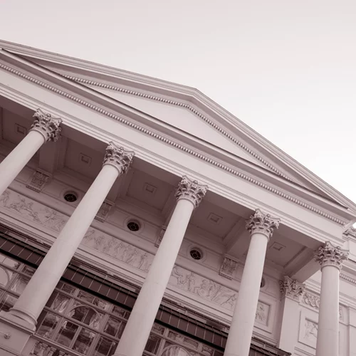 Η Βασιλική Όπερα του Λονδίνου σχεδιάζει να πουλήσει έργο του David Hockney για την άντληση πόρων