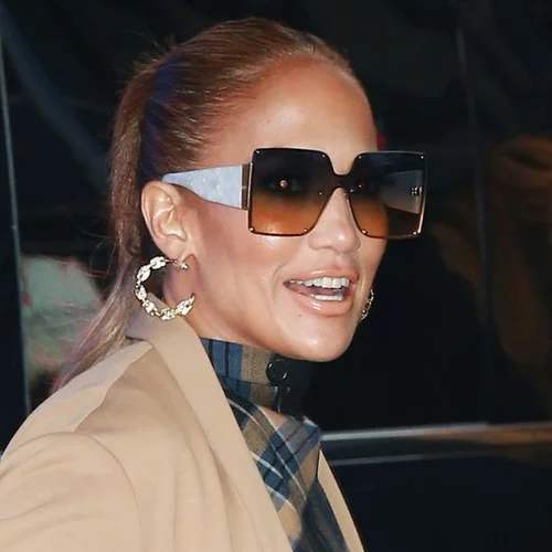 Jennifer Lopez | To silky μονοχρωματικό σύνολο της είναι ιδανικό για γιορτές