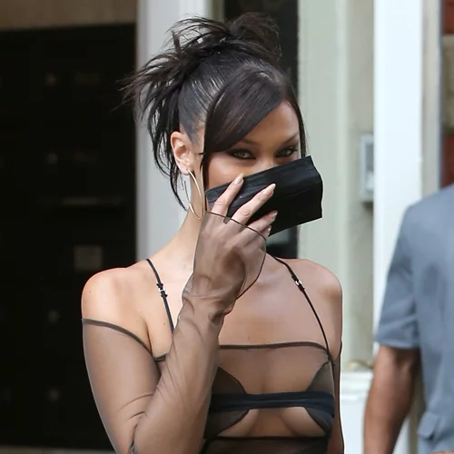 Προστατευτικές μάσκες και μακιγιάζ | Πώς τις συνδυάζουν οι celebrities;