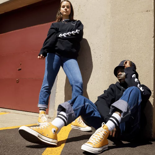 Αυτά τα sneakers βάζουν χρώμα στα looks και τις μέρες σου