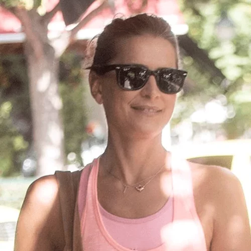 Τατιάνα Μπλάτνικ | Η κομψή εμφάνιση με sneakers και κολάν στο Κολωνάκι