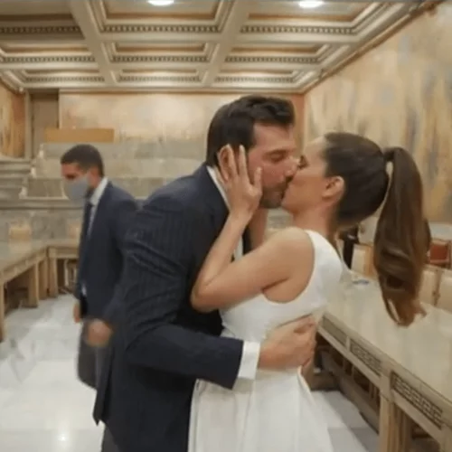 Παναγιώτης Χατζηδάκης - Χαρά Σαράντη | Νέα πλάνα από τον γάμο του ζευγαριού - Ποια γνωστή Ελληνίδα τους πάντρεψε