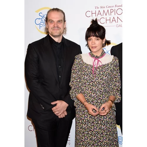 H Lily Allen αποκάλυψε ότι γνώρισε τον άντρα της μέσω εφαρμογής dating