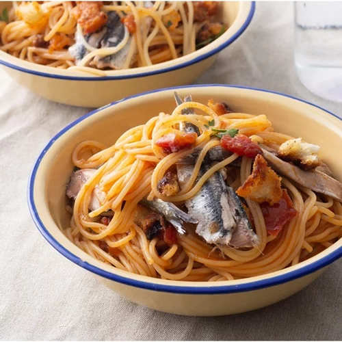 Μακαρονάδα με γαύρο και τραγανή ψίχα ψωμιού