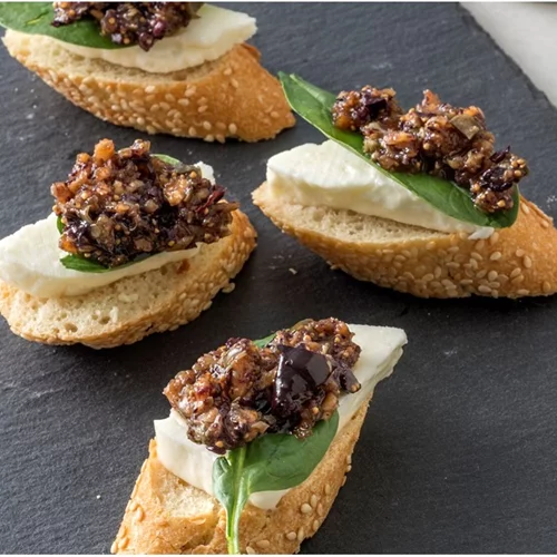 Μπρουσκέτες με ψητό χαλούμι και ταπενάντ σύκου