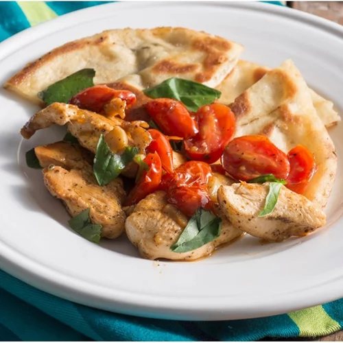 Κοτόπουλο με ντοματίνια, μπαλσάμικο και βασιλικό