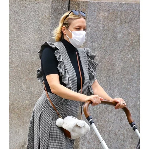 Η Chloë Sevigny φόρεσε ένα stylish pinafore dress