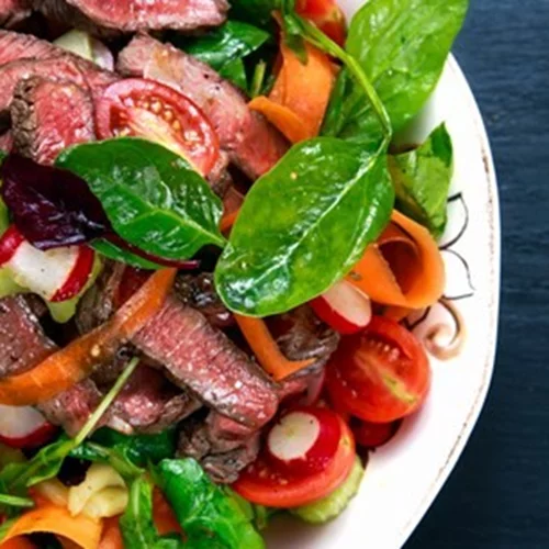 Μπριζολοσαλάτα | Η συνταγή για μία πλούσια σαλάτα με μοσχαρίσια μπριζόλα