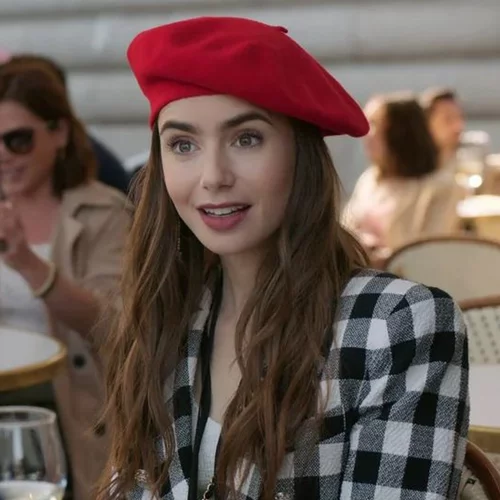 Emily in Paris 2 | Τι αποκάλυψε ο δημιουργός της σειράς για την πολυαναμενόμενη δεύτερη σεζόν