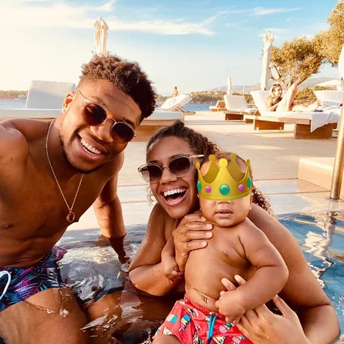 Γιάννης Αντετοκούνμπο | Φωτογραφίζει το γιο του με θέα τον ισθμό της Κορίνθου